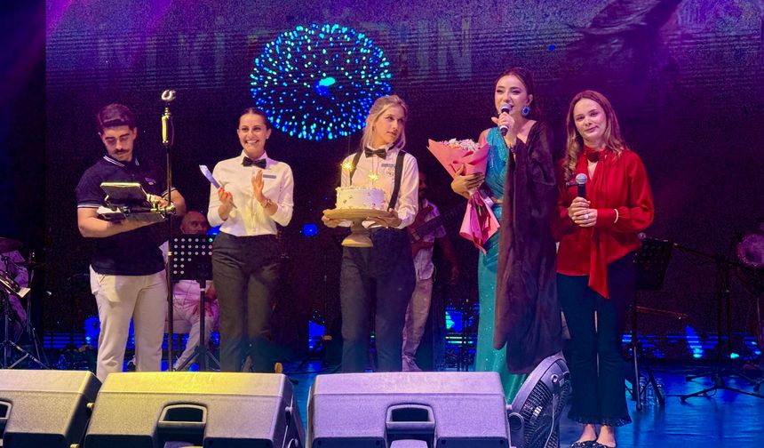 Öykü Gürman Bodrum Konserinde Yeni Yaşını Kutladı