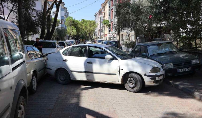 Menteşe’de Sokak Ortasında Duran Aracın Gizemi Sonradan Çözüldü