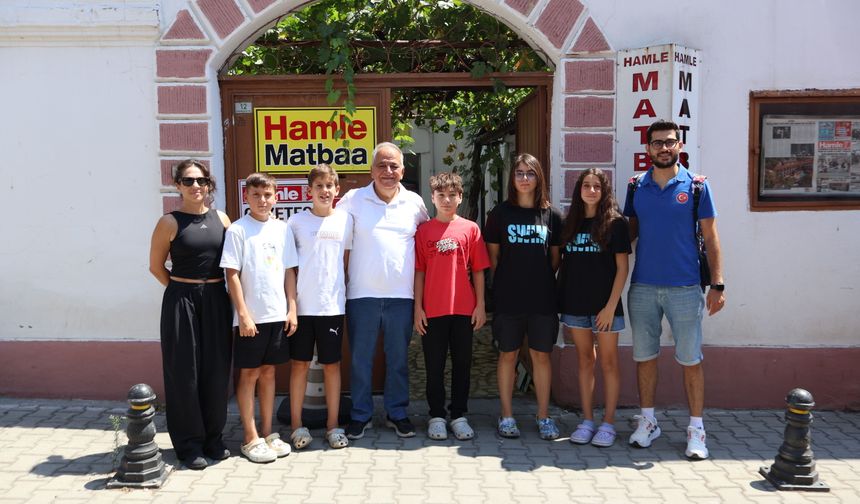 Şampiyon yüzücülerden Hamle Medya Grubu’na ziyaret