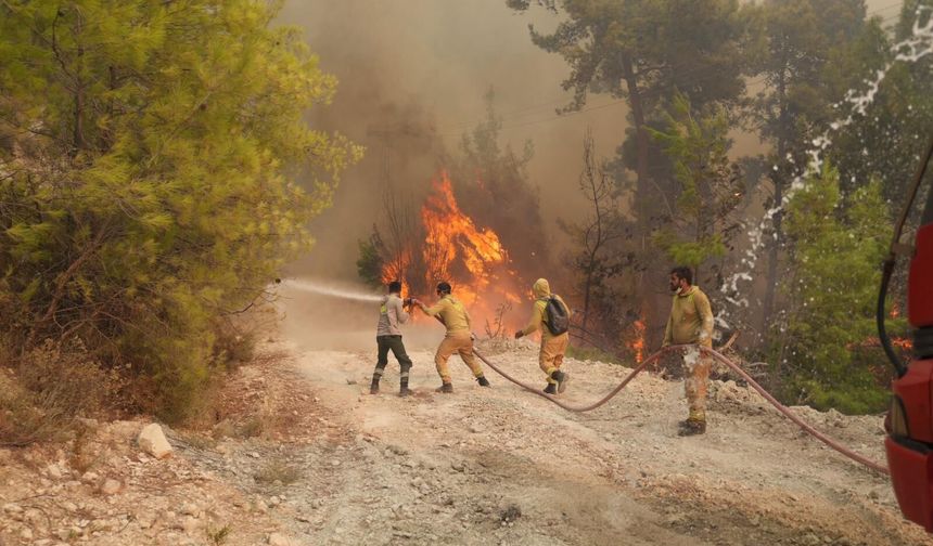 Seydikemer’den Kaş’a ulaşan yangında 8’inci saat