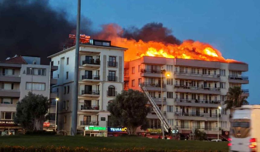 Milas’ta 5 Katlı Binanın Çatısı Alevlere Teslim Oldu