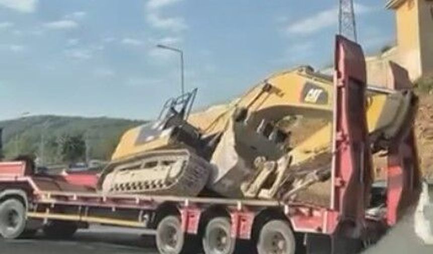 Muğla’da Kavşakta İş Makinesi Tırdan Devrildi