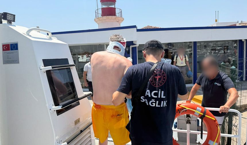 Bodrum açıklarında gezi teknesinde yaralanan kişi tahliye edildi