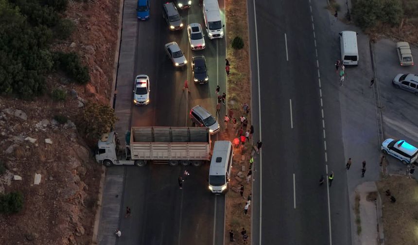 Muğla-Aydın karayolunda TIR karşı şeride geçti, trafik durdu