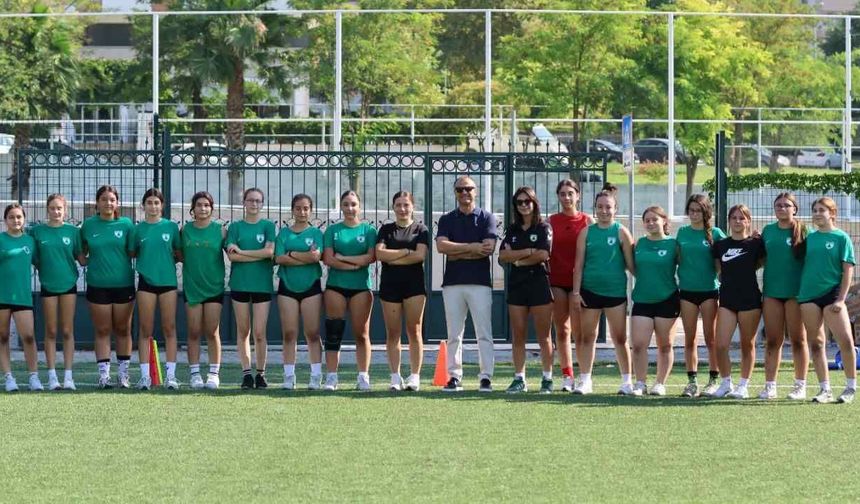Menaf Kıyanç, Muğlaspor Kadın Voleybol Takımını ziyaret etti
