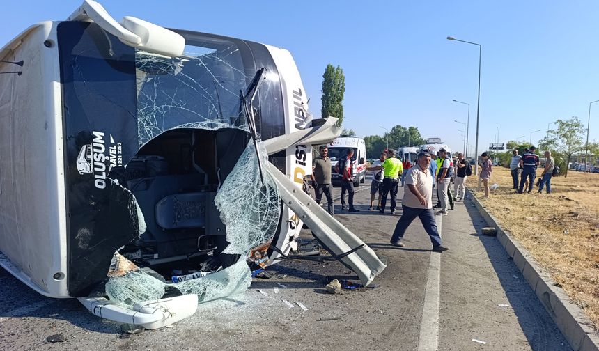 Afyonkarahisar'da yolcu otobüsü devrildi: 22 kişi yaralandı