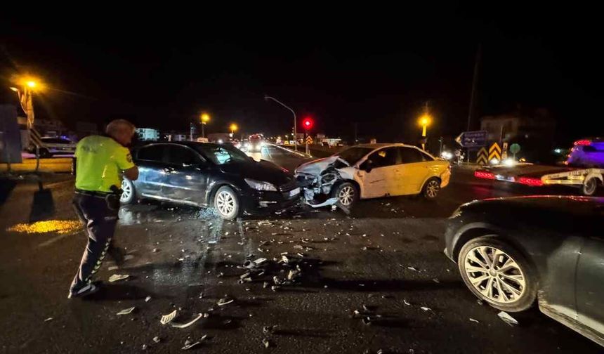 Ortaca’da kavşakta zincirleme kaza: 3 araç birbirine girdi
