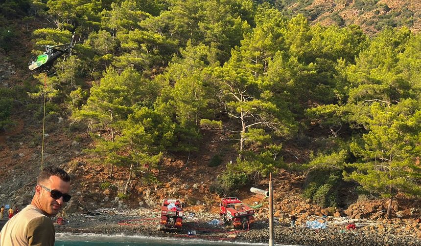 Balıkçı teknesini yangın ekiplerinin ulaşımı için seferber etti