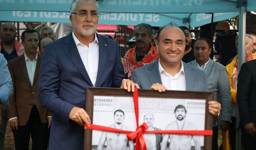 Bakan Işıkhan Seki Yağlı Güreşleri’nde pehlivanları izledi