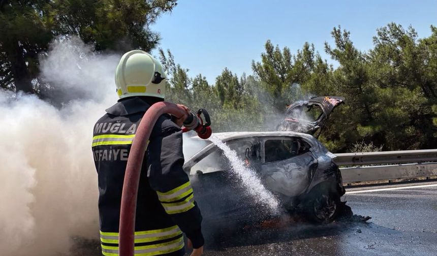 Sakar Geçidi'nde Seyir Halindeki Otomobil Alev Aldı
