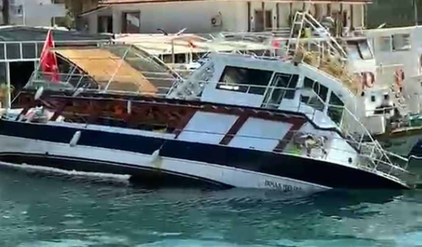 Akyaka’da Tur Teknesi Su Alarak Yan Yattı