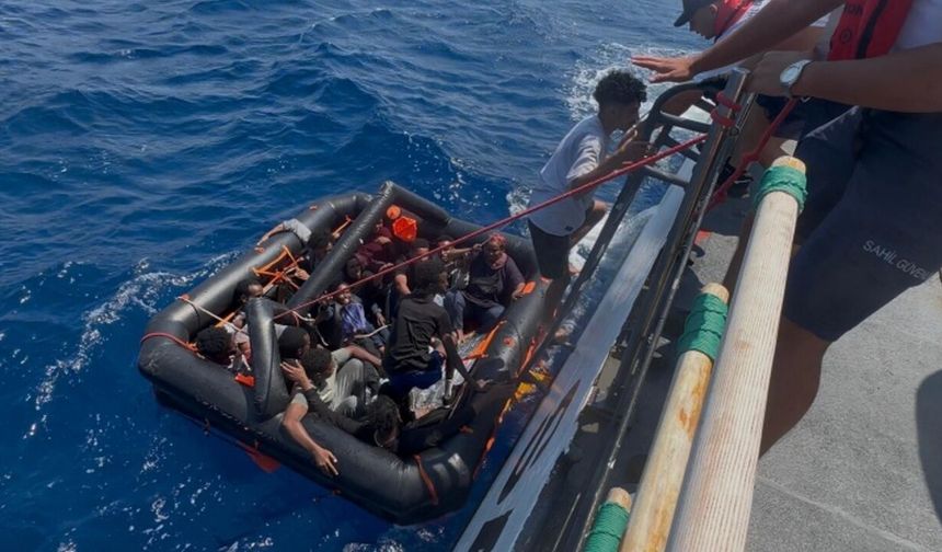 Yunanistan’ın Geri İttiği 14 Göçmen Kurtarıldı
