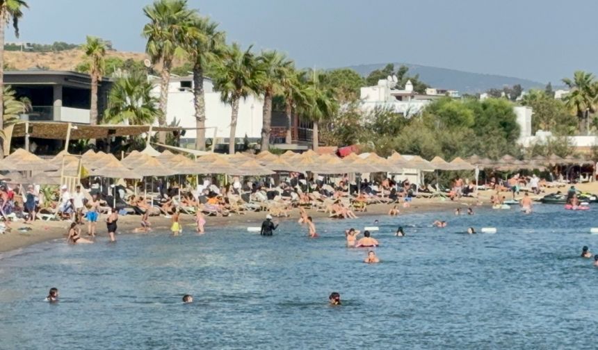 Bodrum’da sıcaklık 40 dereceyi aştı, tatilciler denize akın etti