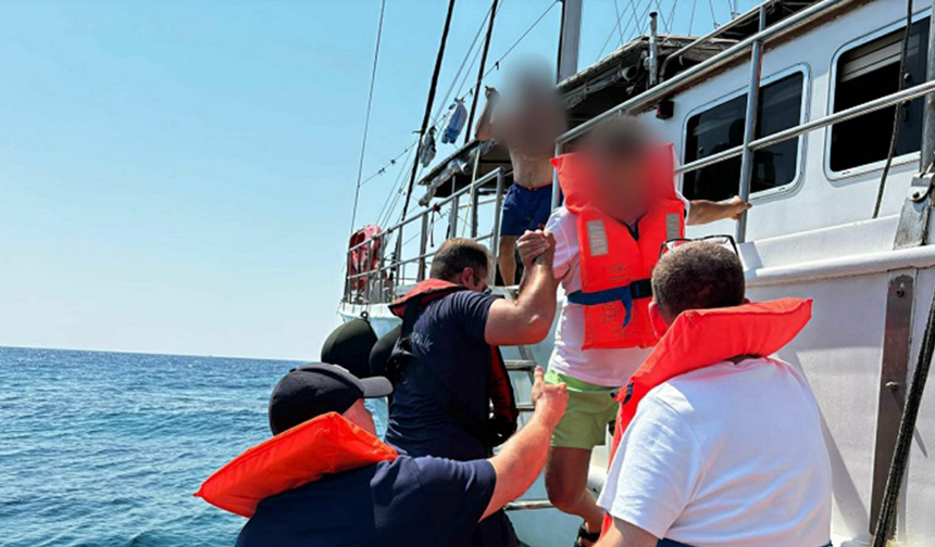 Marmaris’te karaya oturan teknedeki 11 kişi kurtarıldı