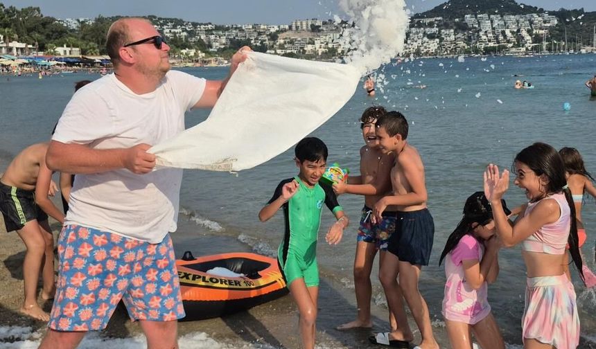Bodrum’da Sıcaktan Bunalanlara 2 Tonluk Buz Sürprizi