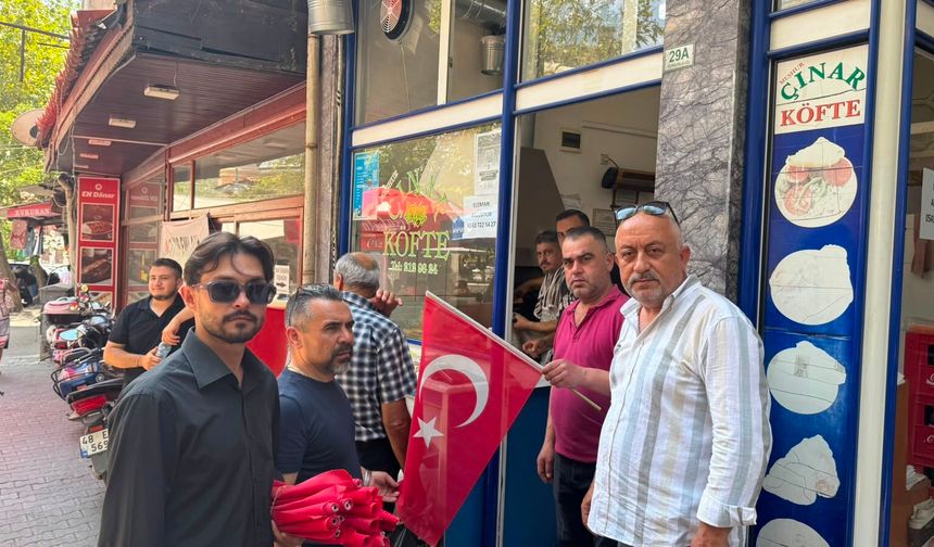 MHP Menteşe “Bayrağımıza Sahip Çıkıyoruz” Diyerek Esnafı Gezdi