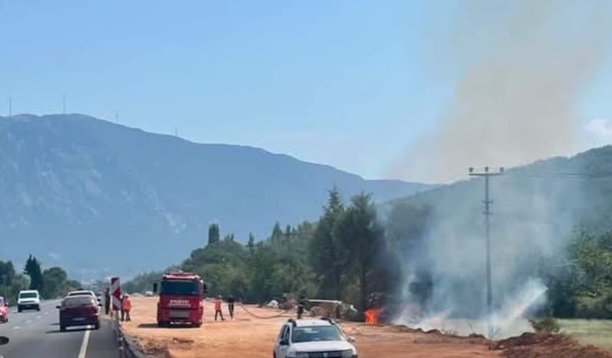 Menteşe’de yol kenarındaki otluk alanda yangın