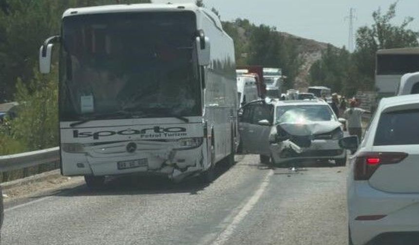 Seydikemer’de Yolcu Otobüsü ile Ticari Araç Çarpıştı: 5 Yaralı
