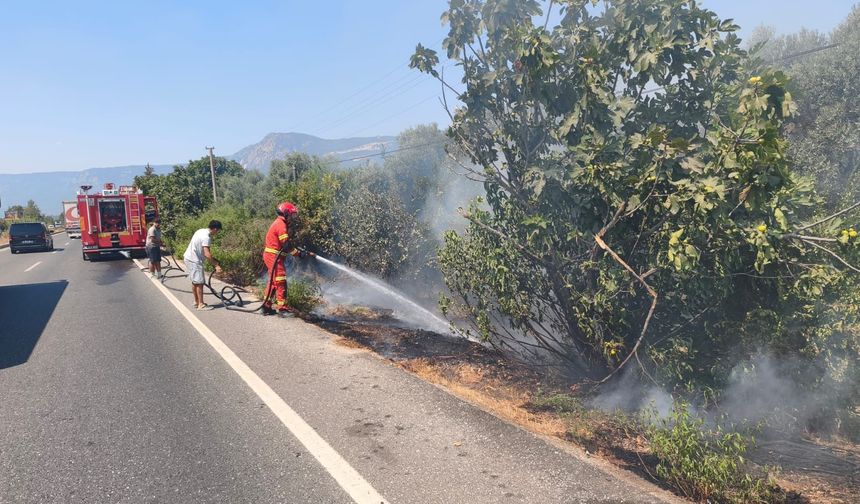 Ula’da yol kenarındaki kuru otlar alev aldı