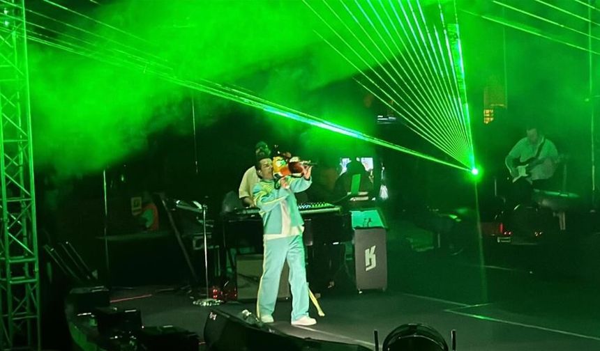 Kenan Doğulu Marmaris’i salladı: Yapay kar altında unutulmaz konser