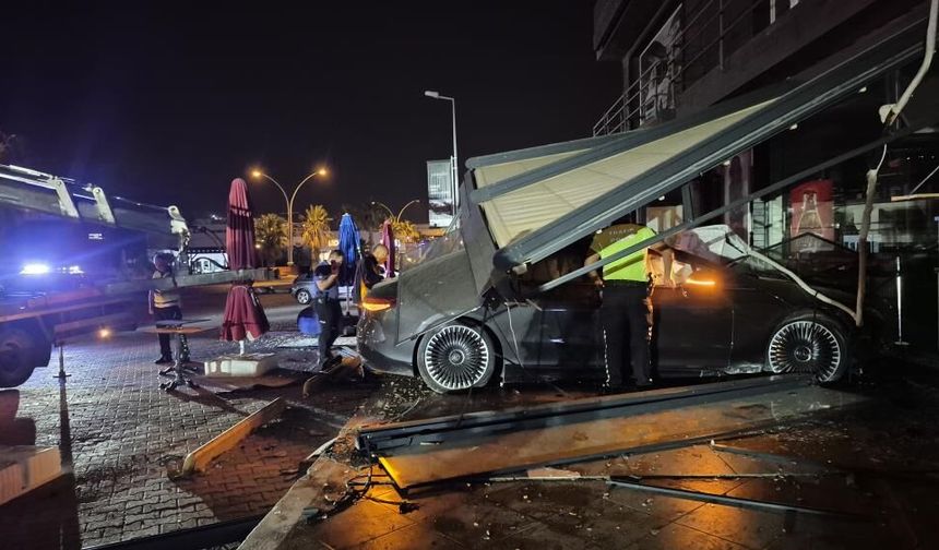 Bodrum’da Lüks Otomobil Börekçiye Daldı: 2 Yaralı