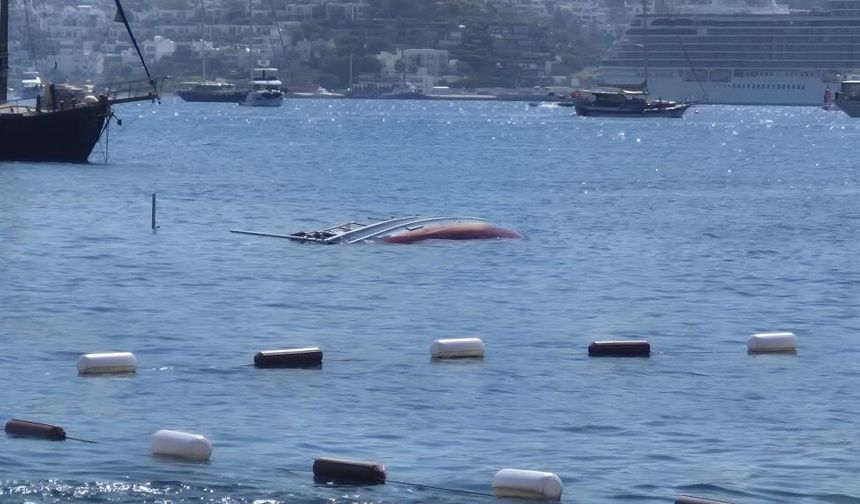 Bodrum’da demirli yelkenli tekne battı