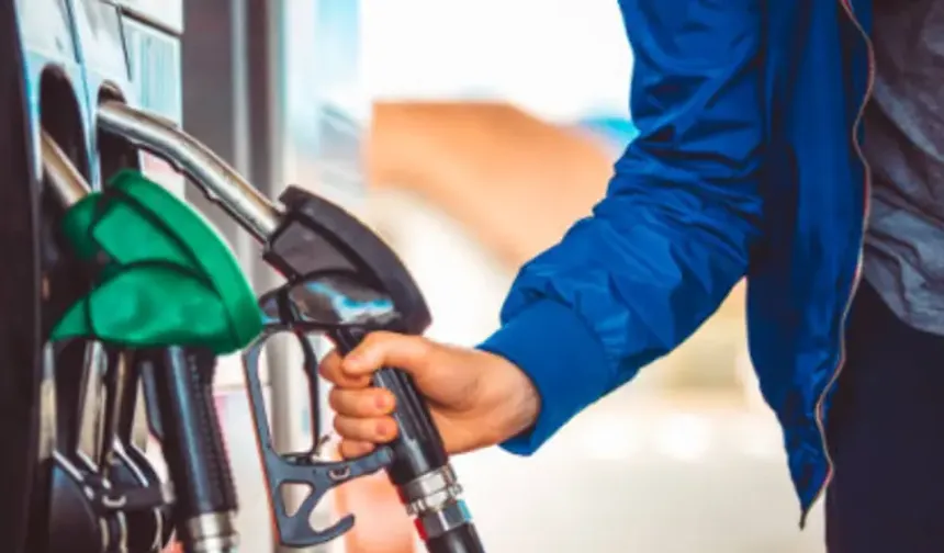 Akaryakıt fiyatlarına dev zam: Benzin 80 TL'yi aşıyor, motorinde 100 TL rekoru kapıda