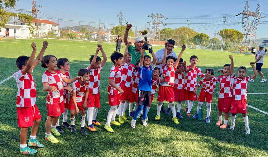 Düğerek Güneşspor 12 takım arasından şampiyon çıktı