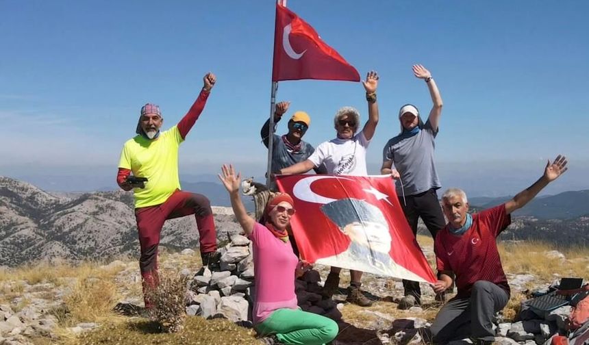 Ayuçtu Zirvesi’nde Gaziler Günü anısına Bayrak dalgalandırdılar