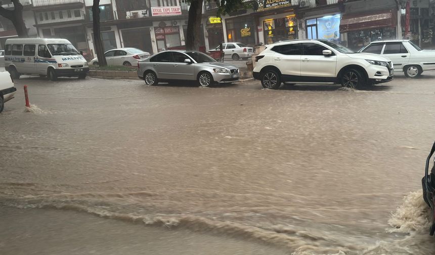 Şiddetli yağış pazarı da vurdu