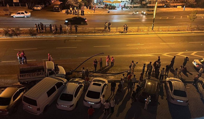 Yatağan’da otomobil aydınlatma direğine çarptı