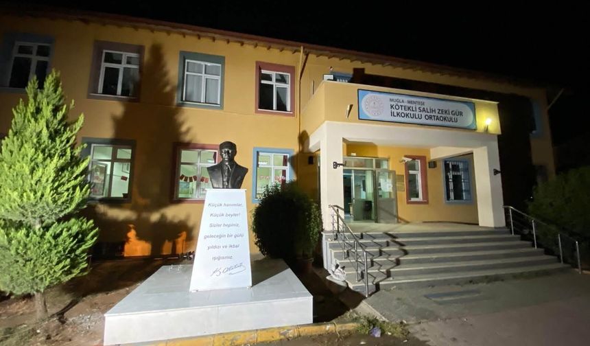 Saldırıya uğrayan Atatürk büstü aynı gün yeniden yerine konuldu