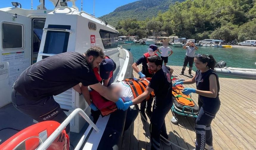 Fethiye açıklarında yaralanan kişi kıyıya tahliye edildi