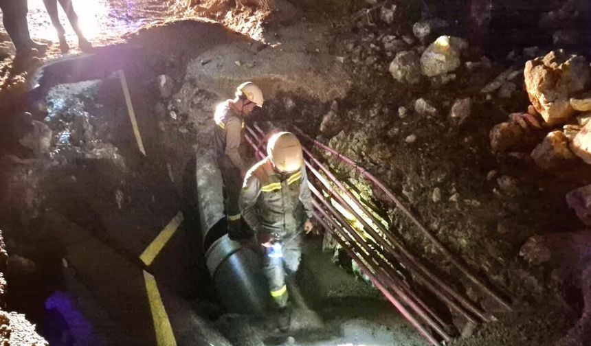 Bodrum’da ana isale hattı patladı, yolda dev çukur oluştu