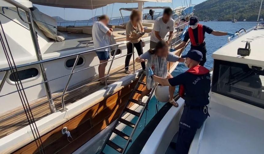 Fethiye açıklarında iki tekneden tıbbi tahliye