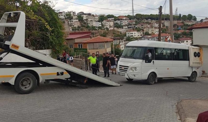 El freni boşalan öğrenci minibüsü garaja çarptı 4 yaralı