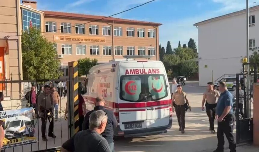 Lise önünde ateş açtı, 2 öğrenci ağır yaralandı