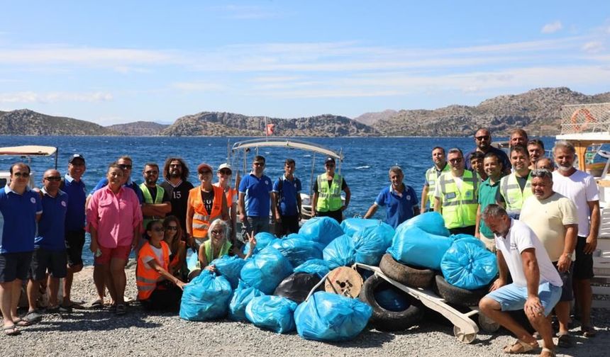 Marmaris Söğüt’te iki saatte yaklaşık bir ton atık toplandı