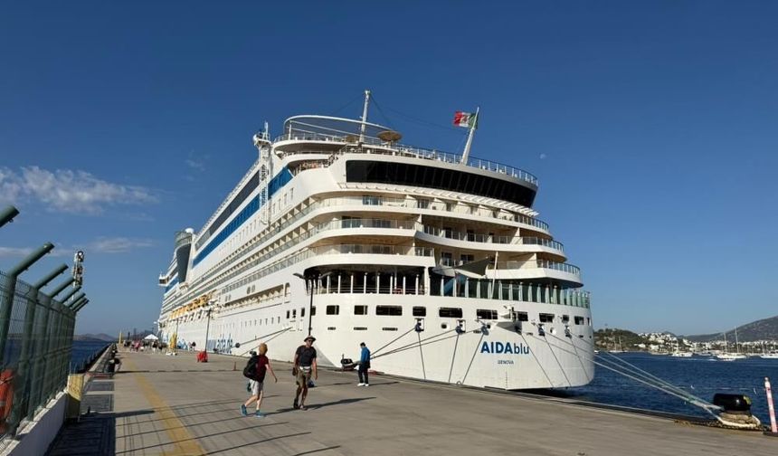 Bodrum’a AIDAblu ile 2 bin 243 kruvaziyer yolcusu geldi