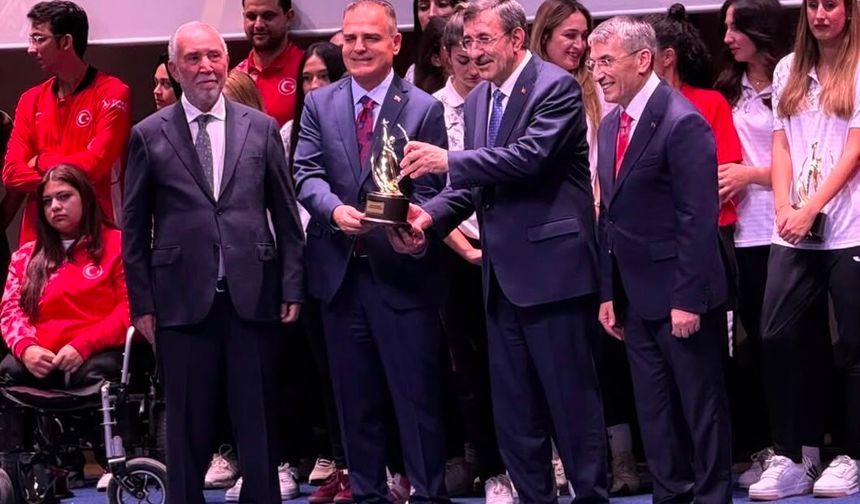 Muğla Valisi Akbıyık’a spora destek ödülü