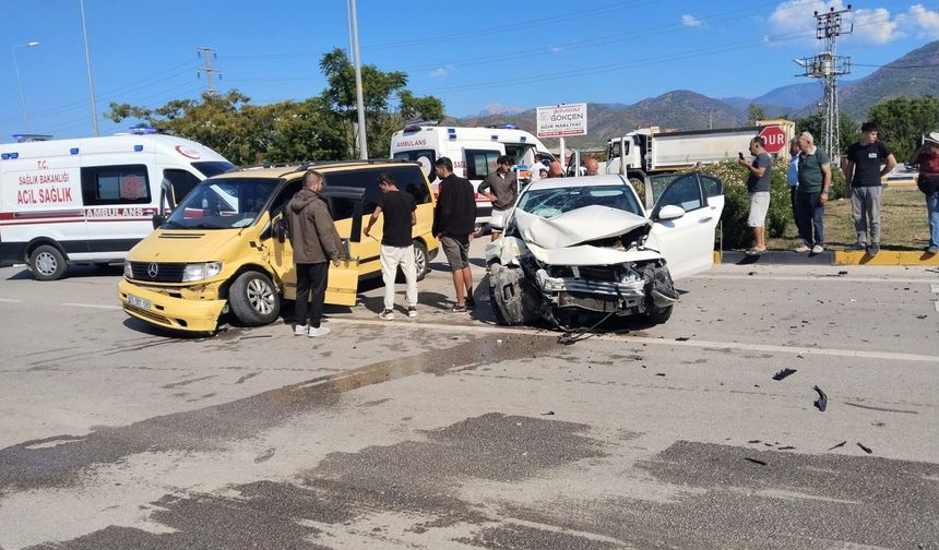 Fethiye’de kavşakta otomobil ile kamyonet çarpıştı: 5 yaralı
