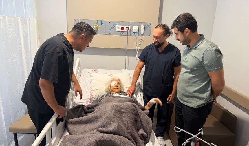 Marmaris’te 93 yaşındaki hastaya başarılı katarakt ameliyatı
