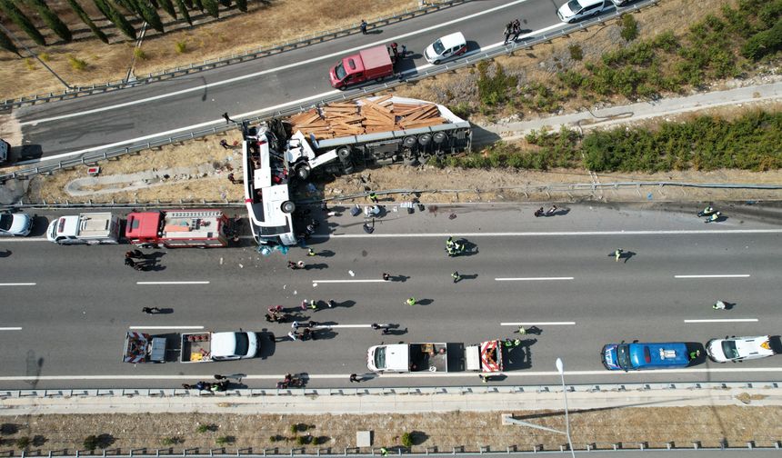 Manisa'da otobüs ile tır çarpıştı: 11 ölü, 27 yaralı
