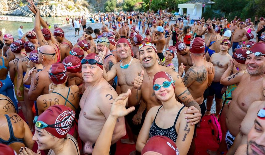 Fethiye’de yüzlerce sporcu aynı hedef için kulaç attı