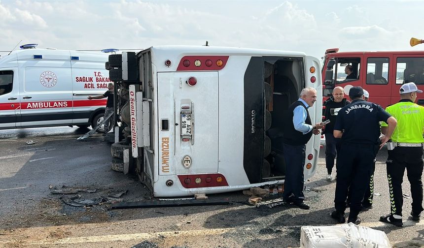 Antalya-Isparta yolunda midibüs devrildi: 17 yaralı