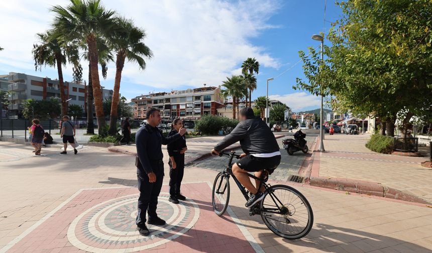 Marmaris’te sahil yolunda bisiklet ve scooter denetimi