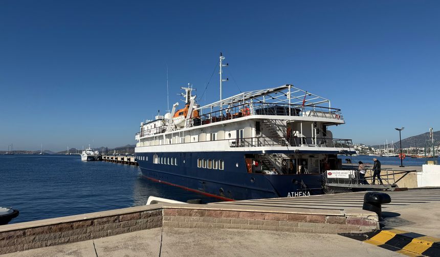 Athena kruvaziyeri 46 yolcusuyla Bodrum’a geldi
