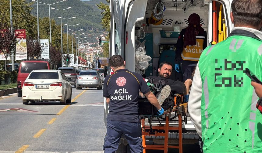 Menteşe’de otomobille çarpışan motokurye yaralandı