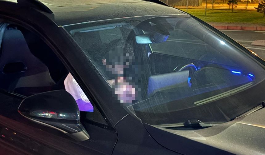 Kırmızı ışıkta uyuyakaldılar! Polis bile zor uyandırdı