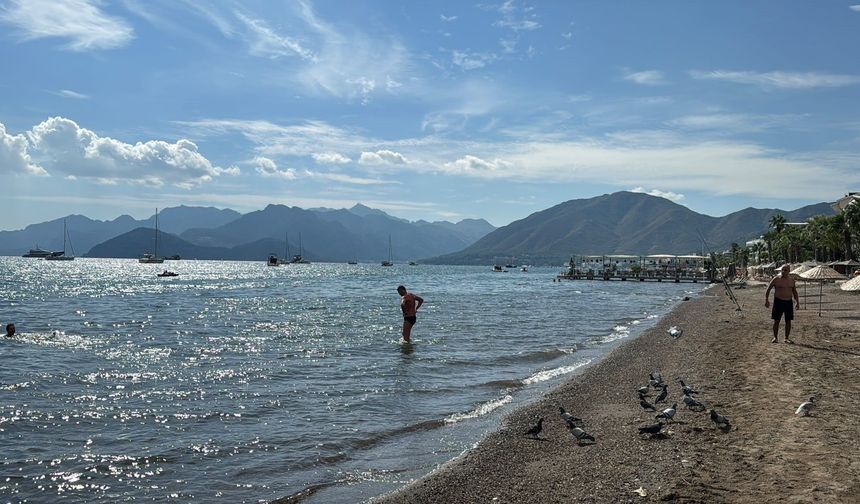 Marmaris’te ekim ortasında deniz keyfi sürüyor